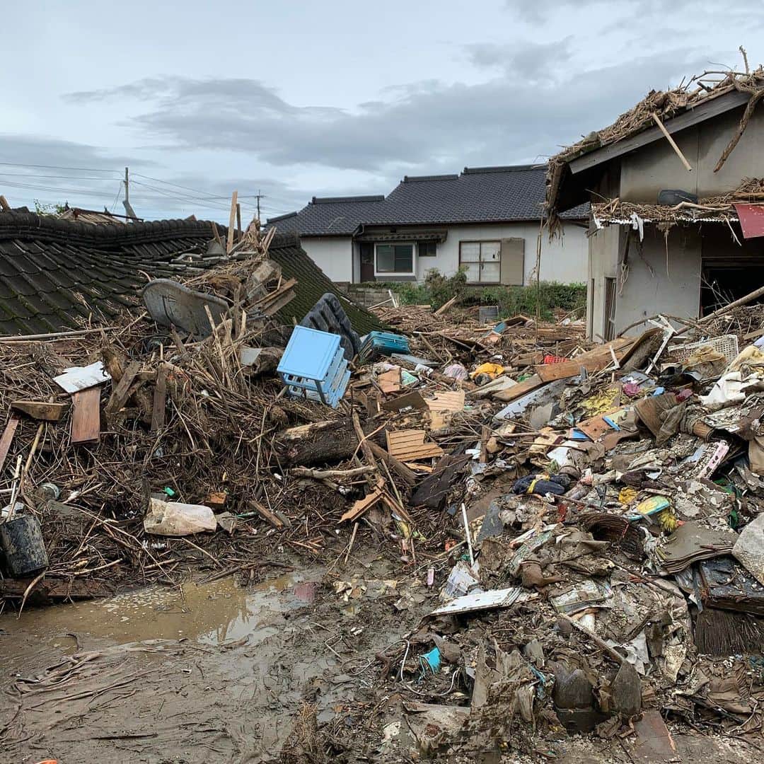 巻誠一郎さんのインスタグラム写真 - (巻誠一郎Instagram)「今日も人吉へ。  今日は人吉市大柿地区へ。  大柿地区は地区全てが川に浸かってしまった地域です。  家の中に他の家の物が溢れ、家の前の道路には瓦礫の山で道が無く、家に入れるようになるまで1週間かかったそうです。  家の2階まで川に浸かり、命辛々2階の屋根からヘリで救助された方にもお会いしました。  地区全部が川となり、流れが早かった所は家が丸ごとない状況でした。  片付け作業も皆さん家族のみ...  1〜2年は片付けにかかるかなと話されてました...  自分の家の物でもない物を家から出し、自分の家の物は何もない。。。  沢山の瓦礫の中から自分の家の物が見つかれば嬉しくて仕方ないと、、、  話を聞いて、言葉に詰まり、胸が痛くなりました。  何から手につけていいかわからない状況、何年もかかるほどの片付けを、前向きに話をしてくださいましたが、僕の前だったから、毅然とされたんだと思います。  僕の力ではどうする事も出来ない現実に無力さで言葉が見つかりませんでした。  今の目の前の現実を必死に進もうとされてる被災地の方々に、僕のできること。  それはこの状況を伝えること。  そして、日々、支援の輪は広がっています。  本当に有難うございます。  #復興支援 #ユアアクション #マクアケ #巻誠一郎」7月15日 22時22分 - makiseiichiro9