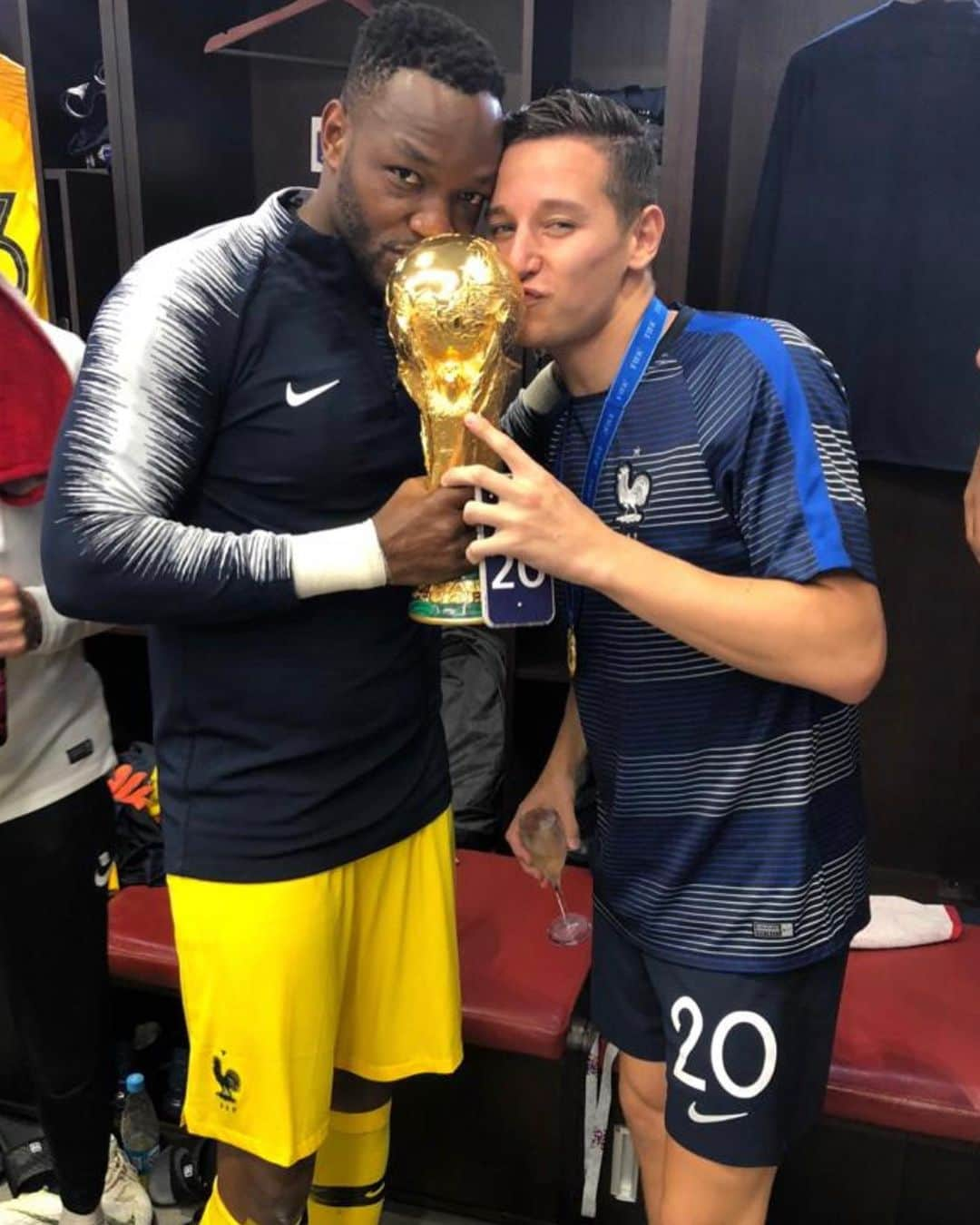 スティーヴ・マンダンダさんのインスタグラム写真 - (スティーヴ・マンダンダInstagram)「15/07/2018 ⭐️ ⭐️ Deux ans après ... 🏆🥇 #fierdetrebleus 🇫🇷 @equipedefrance   ⭐️⭐️ Des moments inoubliables... #fierdetrebleus @equipedefrance   Une date gravée pour toujours. ⭐️⭐️ #fierdetrebleus 🇫🇷 @equipedefrance」7月15日 22時24分 - stevemandanda1