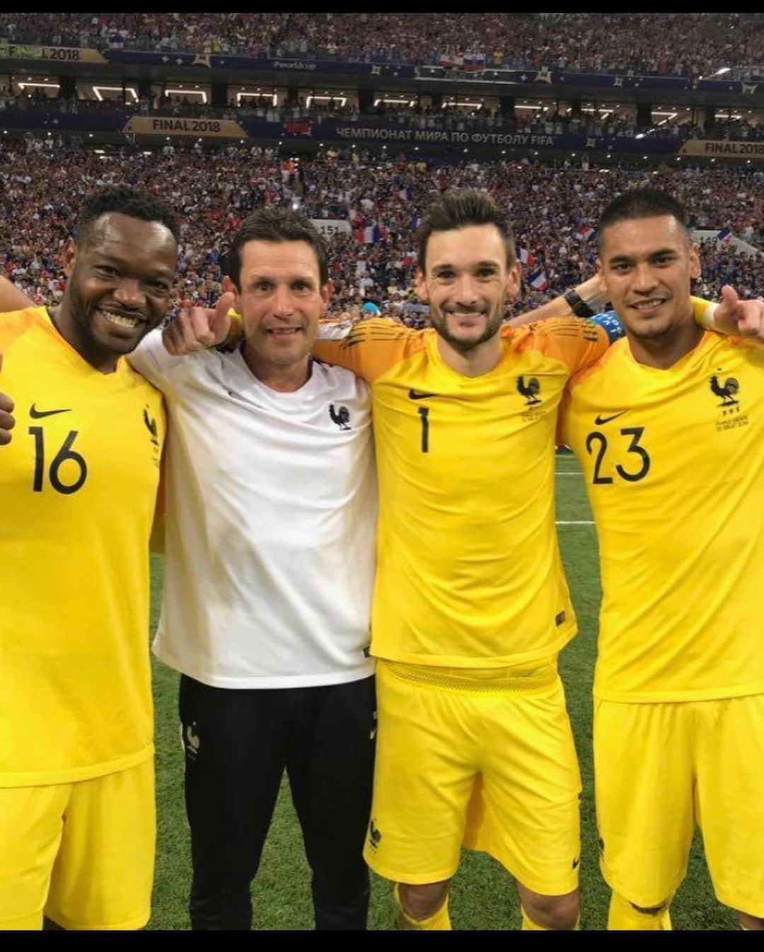 スティーヴ・マンダンダさんのインスタグラム写真 - (スティーヴ・マンダンダInstagram)「15/07/2018 ⭐️ ⭐️ Deux ans après ... 🏆🥇 #fierdetrebleus 🇫🇷 @equipedefrance   ⭐️⭐️ Des moments inoubliables... #fierdetrebleus @equipedefrance   Une date gravée pour toujours. ⭐️⭐️ #fierdetrebleus 🇫🇷 @equipedefrance」7月15日 22時24分 - stevemandanda1