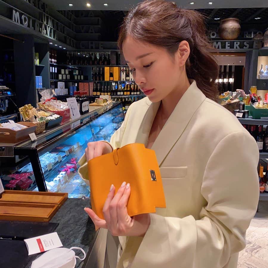 クォン・スジョンのインスタグラム：「막밤 😭 어제 오늘 속눈썹 영양제 문의 메세지들이 조금 있어서요. 영양제 오픈 기다리시는 분들! 손 손🤚🏻 많이 계시면 다음 오픈 일정 최대한 빠르게! 짜보려해용 🥰」