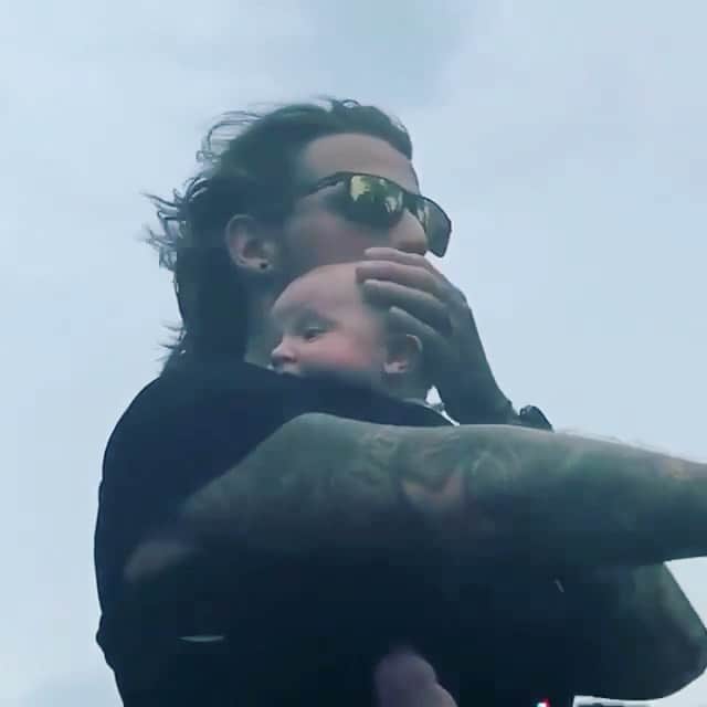 Average Parent Problemsのインスタグラム：「GET THAT BABY A HELME— oh. 🤪 Credit: @iamcoreywarren」