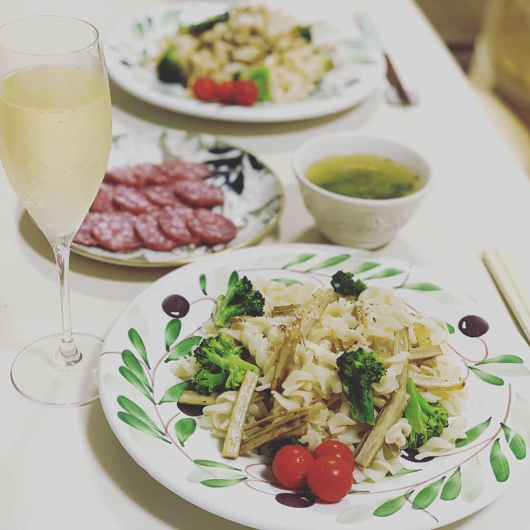 レイチェル・チャンさんのインスタグラム写真 - (レイチェル・チャンInstagram)「🍽今宵のおうちご飯🍽 自粛生活も今もお世話になっているのは有機食材宅配のパイオニア　#大地を守る会　のお野菜、食材。そして営業自粛の飲食店さんに卸す予定だった食材をレスキューするサイトで購入したトリュフサラミ。  #おうちごはん #homecooking #stayathome #大地を守る会　#organicfood #有機野菜」7月15日 22時30分 - rachelchanjpn