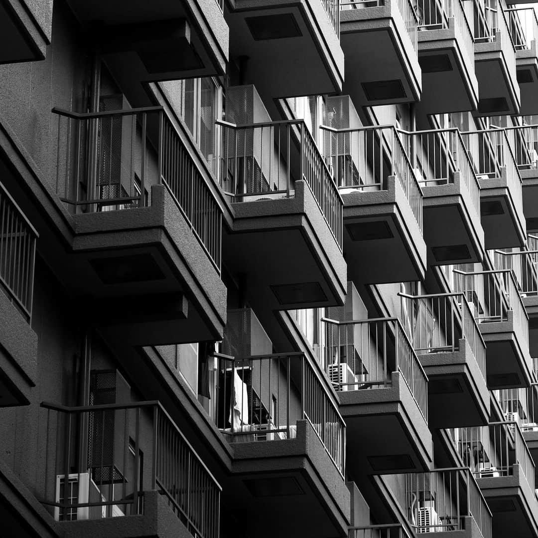 naotakeのインスタグラム：「バルコニー - Balconies / X-T2 & Snapseed, 20200716 . . キャンプに行きたい（現実逃避）。 . . #spicollective #royalsnappingartists #infamous_family #rsa_main #infinity_photo_cult #2_fineart #jp_gallery_member #jp_gallery_bnw #trb_bnw #wp_bnw  #bnw_life #bnwlife_member #bnw_life_shots #bnw_captures #world_bnw #top_bnw #team_jp_ #team_jp_モノクロ #ig_energy_bw #ig_nihon #streetphotographybnw #igersjp #blackandwhite #bnw #bnwphoto #monochrome #bw #bnwphotography #今日もx日和 #fujifilm」