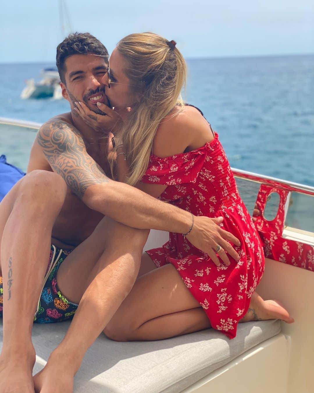 ソフィア・バルビのインスタグラム：「Ama que le de besos! 🤪🤪 🙄🙄 @luissuarez9」