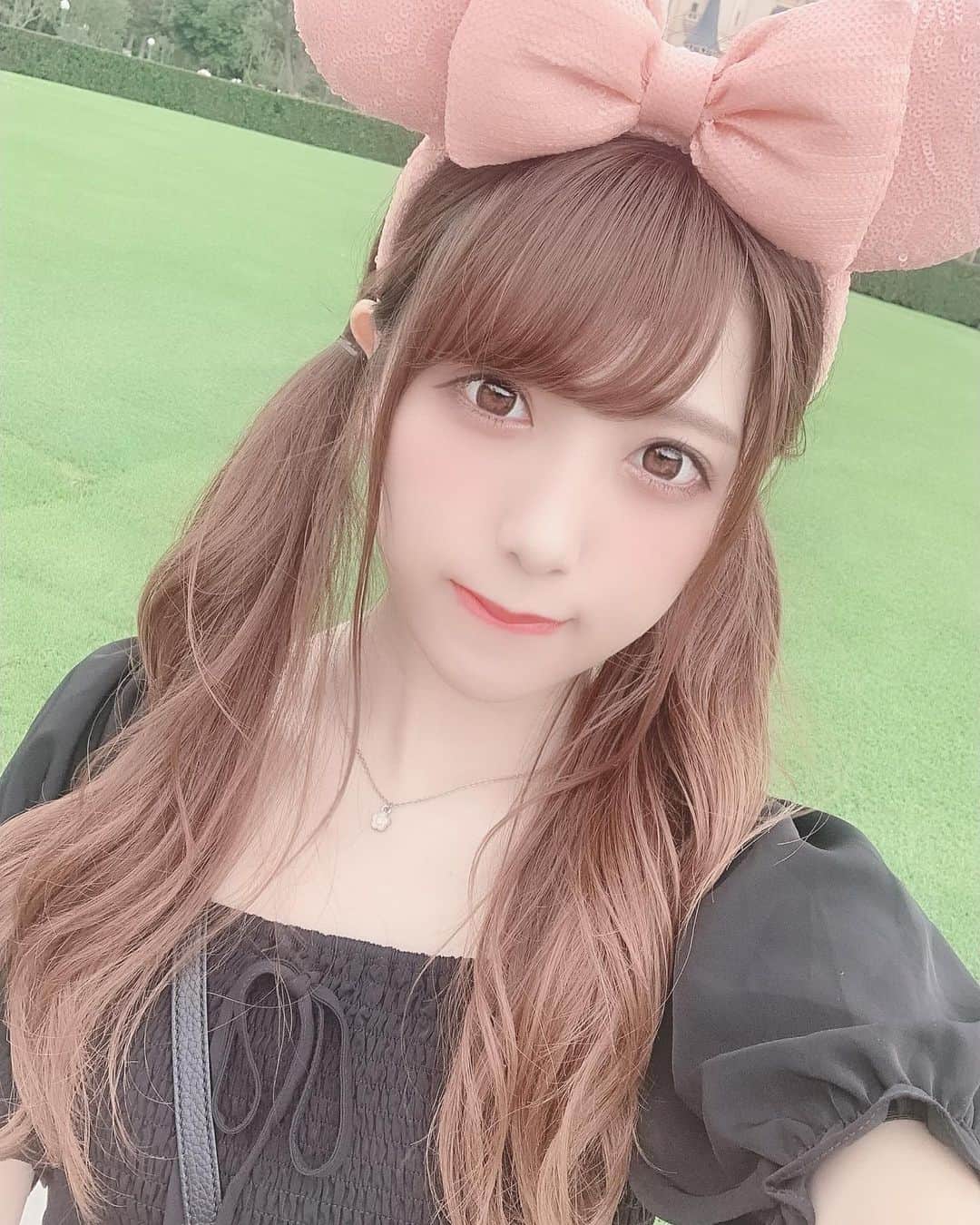田口未彩のインスタグラム：「🌷 . . ディズニーの写真ばっかでごめんね🥺 新しい写真も撮るね🥺💗 . でも、なんでも好きだよって肯定してほしい😚🌈笑 . . #ディズニー　#ディズニーランド　#ディズニーシー  #tdl #tds #ソーシャルディスタンス　#GRL #セットアップ　#ディズニーカチューシャ　#カチューシャ　#カチューシャコーデ　#ツインテール　#ヘアアレンジ　#ブラウンカラー　#ヘアカラー　#ネイル　#ピンクカチューシャ」
