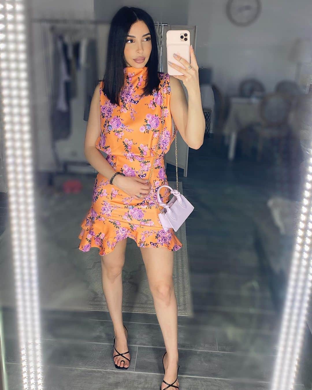 sananasのインスタグラム：「Summer vibes🦋💃🏻Je vous ai posté une nouvelle vidéo aujourd’hui ! On fait les reines du shopping avec ma belle sœur 😂🙈 Le lien est dans la bio ! D’ailleurs en parlant de mode ! Vous avez fait les soldes ? Vous avez shoppé quoi ? Moi je n’ai pas eu le temps mais je vais me prendre des trucs plutôt déco donc si vous avez des sites à me recommander je suis preneuse 😄 PS : Je me tâte à couper mes cheveux un chouïa plus court ! Vous en pensez quoi ? ☺️En tout cas merci mille fois pour vos compliments j’étais stressée de couper ahah !」