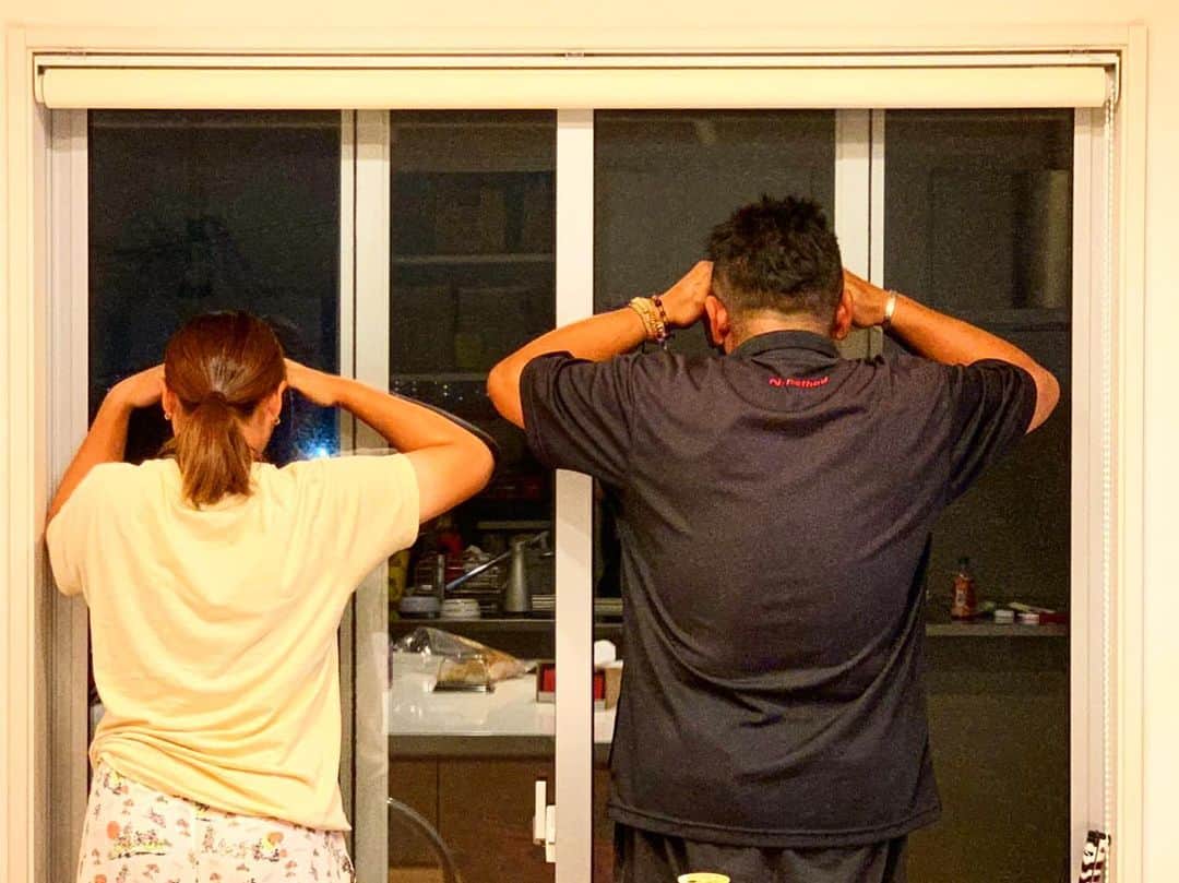 のインスタグラム：「雷が凄くて外を見てると全く同じ体勢だったみたい . ヤラセじゃないですよ . 笑いました #家族時間#次女」