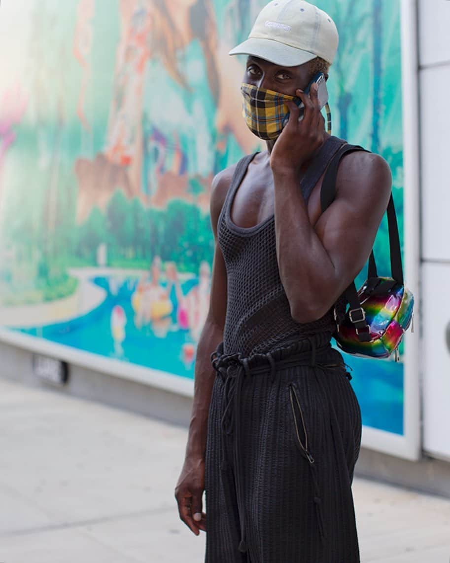 スコット・シューマンのインスタグラム：「The fun of fashion is slowly (very slowly) returning to the streets of New York! Although I’m sometimes able to get a more traditional street portrait it is very difficult (in the current environment) to ask a stranger for anything while wearing a mask. This gentleman was very kind to give me a moment yesterday! On a purely fashion note, when wearing a mono-color palette surface texture is very  important as shown with this gentleman’s mix of mesh and seersucker-ish fabrics.」