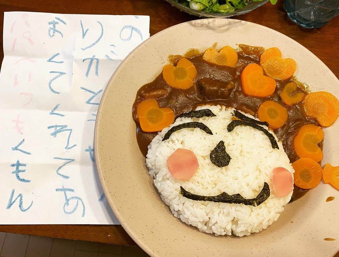 のインスタグラム：「4歳の娘が誕生日サプライズしてくれました😊  似顔絵カレーとお手紙！ 🍛&✉️！  最高に嬉しかった(^-^)  「人を喜ばすために何かをしたい」と思えるようになった事に成長を感じ、感動しました✨  ほんまにありがとうやで！  #誕生日サプライズ #似顔絵カレー #ニンジンヘア #ハートニンジン #うさぎニンジン #笑顔で良かった #手紙 #公文に迎えに行って良かった #感謝 #ありがとう！ #恩返し待っててや！」