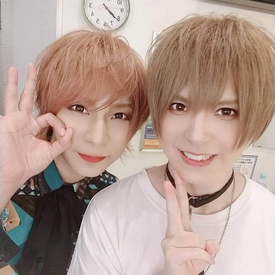 Yusukeさんのインスタグラム写真 - (YusukeInstagram)「千歳くんとは今回初めてで、﻿ CHIYUさんサポートとTAKASHIくんサポートの2ステージを一緒にやりましたー♪﻿ 素敵なギタリストだ！﻿ ありがとうございました✨﻿ ﻿ ﻿ ヒカルくんとは7/17に一緒にライブやるよー！！！﻿ チケットは即売り切れでしたが、配信ライブのチケットはまだ枠があるので是非見てね🎵﻿ ﻿ ﻿ ALL I WANTのりゅーいちくん！﻿ 久しぶりに会えて嬉しかった✨﻿ 素敵な歌声だった😉﻿ ﻿ ﻿ #はじめまして﻿ #久しぶり﻿ #最高の音楽仲間たち﻿ #楽しかった﻿ #配信ライブ﻿ #バンド﻿ #音楽﻿ #music﻿ #enjoy」7月15日 22時44分 - hero_yusuke