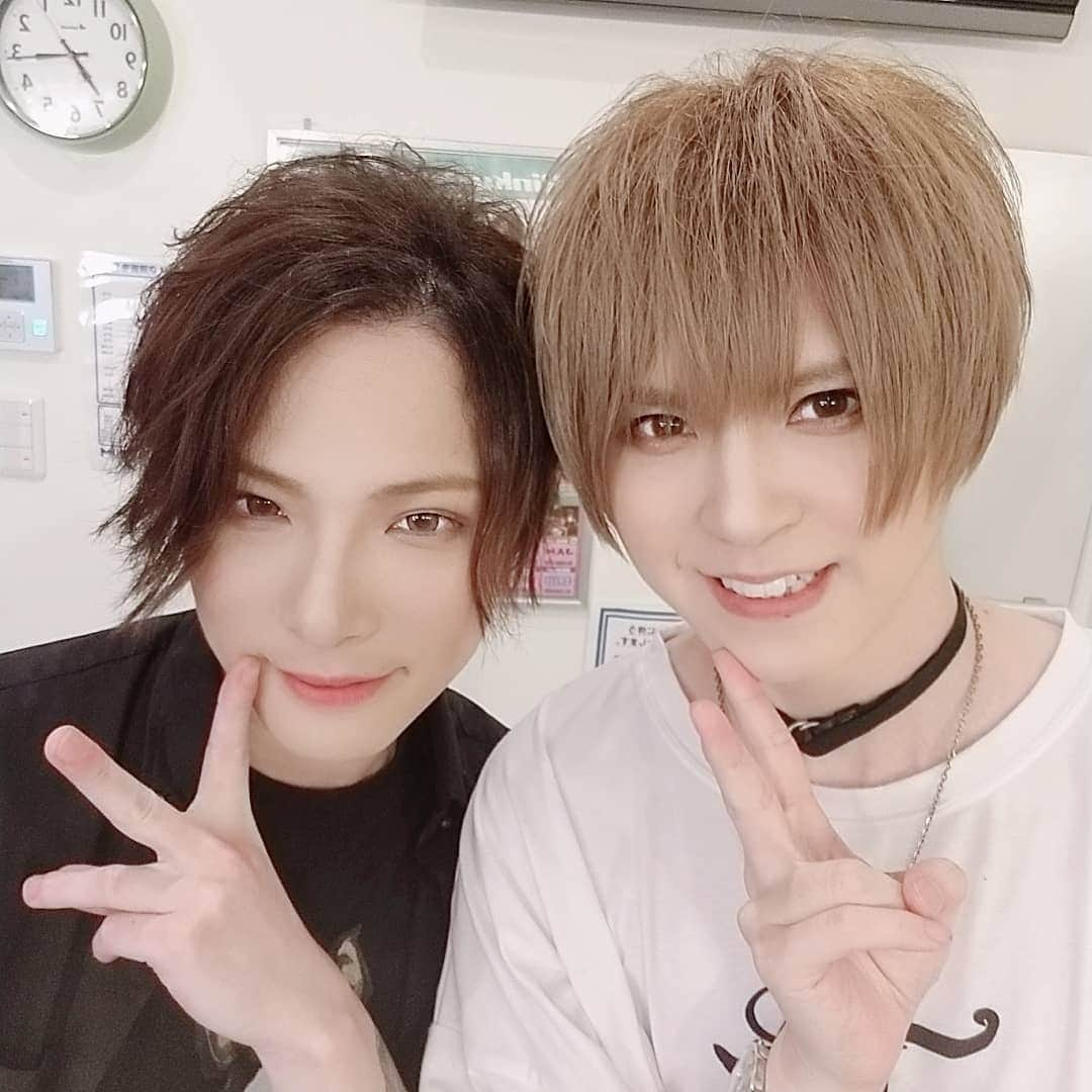 Yusukeさんのインスタグラム写真 - (YusukeInstagram)「千歳くんとは今回初めてで、﻿ CHIYUさんサポートとTAKASHIくんサポートの2ステージを一緒にやりましたー♪﻿ 素敵なギタリストだ！﻿ ありがとうございました✨﻿ ﻿ ﻿ ヒカルくんとは7/17に一緒にライブやるよー！！！﻿ チケットは即売り切れでしたが、配信ライブのチケットはまだ枠があるので是非見てね🎵﻿ ﻿ ﻿ ALL I WANTのりゅーいちくん！﻿ 久しぶりに会えて嬉しかった✨﻿ 素敵な歌声だった😉﻿ ﻿ ﻿ #はじめまして﻿ #久しぶり﻿ #最高の音楽仲間たち﻿ #楽しかった﻿ #配信ライブ﻿ #バンド﻿ #音楽﻿ #music﻿ #enjoy」7月15日 22時44分 - hero_yusuke