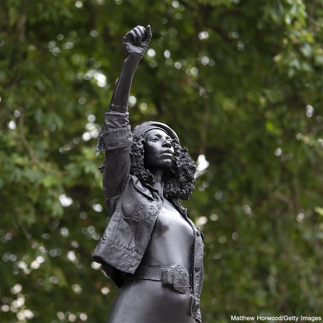 ABC Newsさんのインスタグラム写真 - (ABC NewsInstagram)「A statue of a Black Lives Matter protester titled "A Surge of Power (Jen Reid) 2020" replaced one of slave trader Edward Colston which was taken down in June in Bristol, England. The statue was designed by local artist Marc Quinn. #statues #england #protesting」7月15日 22時44分 - abcnews