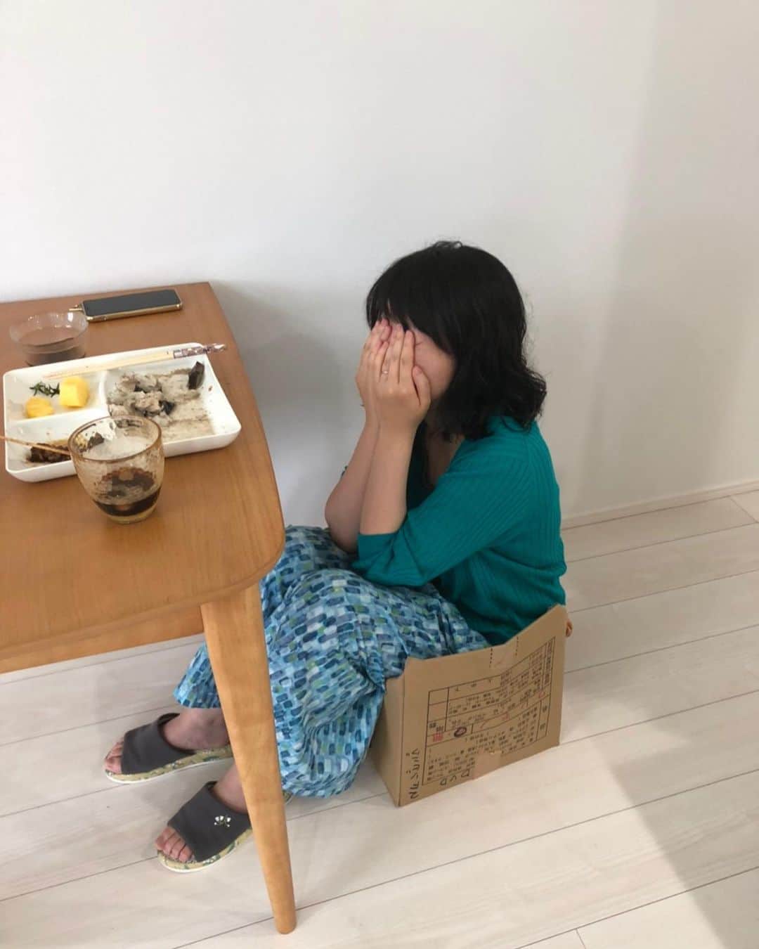 相馬有紀実のインスタグラム：「ダンボールwithそうま　と ダンボールwithもへい　の写真。  椅子が届かないからダンボールを椅子がわりにしたらね。 ね。 そうなってしまうかも心のどこかではわかっているはずなのに。 ね。 もへ。  #猫のいる暮らし #すこてぃっしゅふぉーるど  #ねこすきさんと繋がりたい #丸顔」