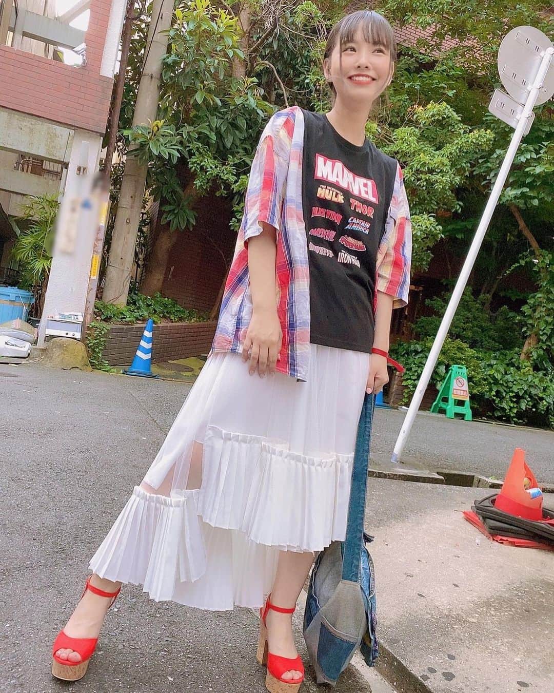 本郷柚巴さんのインスタグラム写真 - (本郷柚巴Instagram)「写真を撮る時だけ雨が止んだとゆう奇跡🌤 ・ ・ ・ まさか運使い果たしたすのかな🤔 ・ ・ ・ いやいやいやぁ🤚🏻それはアメコミヒーローに聞いてみて💕 ・ ・ ・ っなわけで、お店でゲットしたリメイクシャツを見てくりゃゃ~❤️🤍💙 ・ ・ ・ このスカートいくらに見えると思いますか？笑 実は。。。900円なんです！！ すごいクオリティ…✨ ブランドはどこのかわかりません💦 ・ ・ ・ #本郷柚巴 #nmb48  #remakeshirt #marvel #古着 #古着女子」7月15日 22時49分 - h.yuzuha_0112