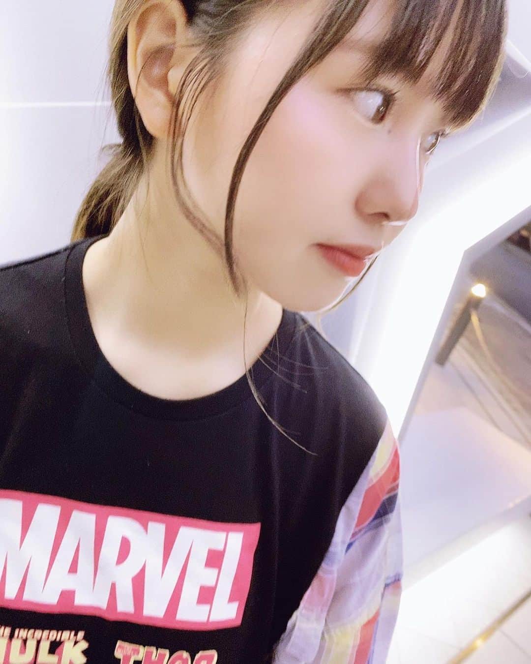 本郷柚巴のインスタグラム：「写真を撮る時だけ雨が止んだとゆう奇跡🌤 ・ ・ ・ まさか運使い果たしたすのかな🤔 ・ ・ ・ いやいやいやぁ🤚🏻それはアメコミヒーローに聞いてみて💕 ・ ・ ・ っなわけで、お店でゲットしたリメイクシャツを見てくりゃゃ~❤️🤍💙 ・ ・ ・ このスカートいくらに見えると思いますか？笑 実は。。。900円なんです！！ すごいクオリティ…✨ ブランドはどこのかわかりません💦 ・ ・ ・ #本郷柚巴 #nmb48  #remakeshirt #marvel #古着 #古着女子」