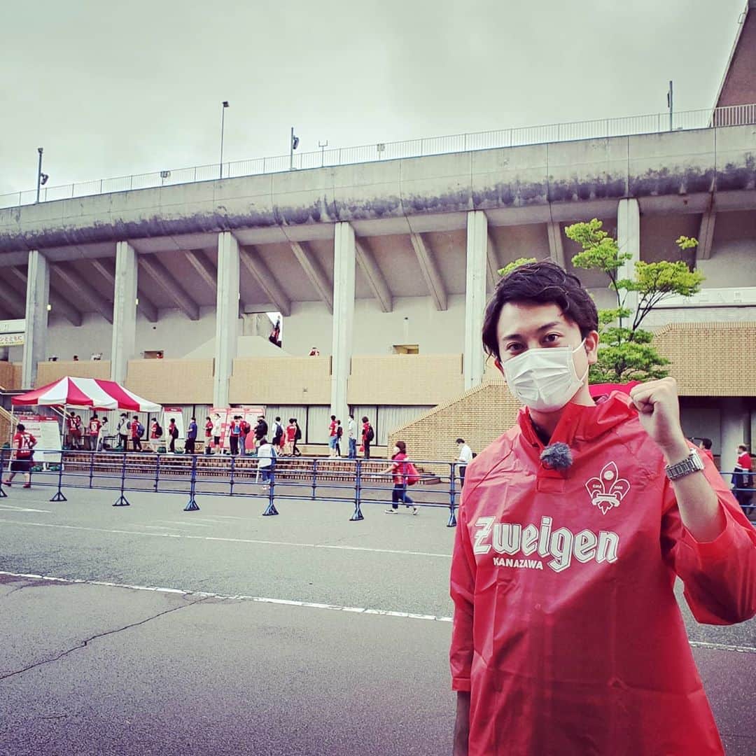 飯田嘉太のインスタグラム：「⚽ ツエーゲン金沢のホーム戦に観客が復活✨ ･ ･ キックオフ前の様子を中継でお伝えしました🎤 ･ ･ 観客数だけでなくマスクの着用や声出しの禁止など 制限はありますが大きな①歩ですね🙌  #石川テレビ #石川さん #livenewsit #中継 #soccer #サッカー #J2 #ツエーゲン金沢 #ホーム戦 #有観客試合 #ポンチョ #アナウンサー #飯田嘉太」
