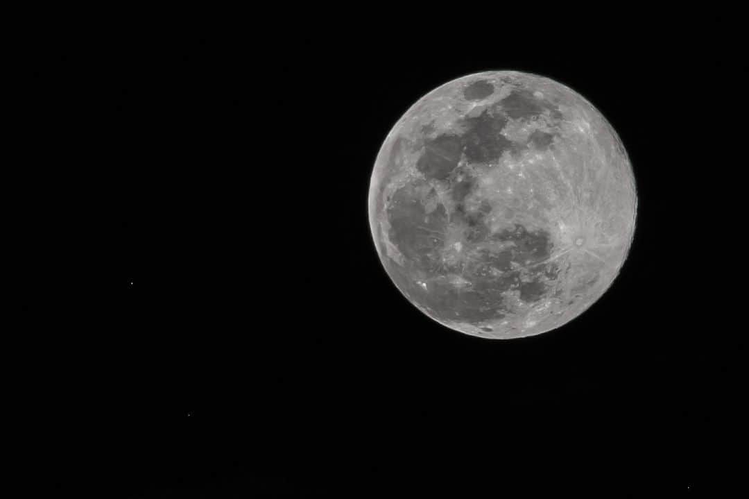 NikonUSAさんのインスタグラム写真 - (NikonUSAInstagram)「For this photo, Howard Segal was gazing up at the 🌙 with his Z 6 and AF-S DX NIKKOR 18-300mm f/3.5-5.6G ED VR with the Mount Adapter FTZ! Have out of this world photos? Share them with us ahead of National Moon Day on July 20 using #NikonNoFilter!  #Nikon #astro #astrophotography #moonphotography #NIKKOR #Z6 #mirrorless #NationalMoonDay」7月15日 22時56分 - nikonusa