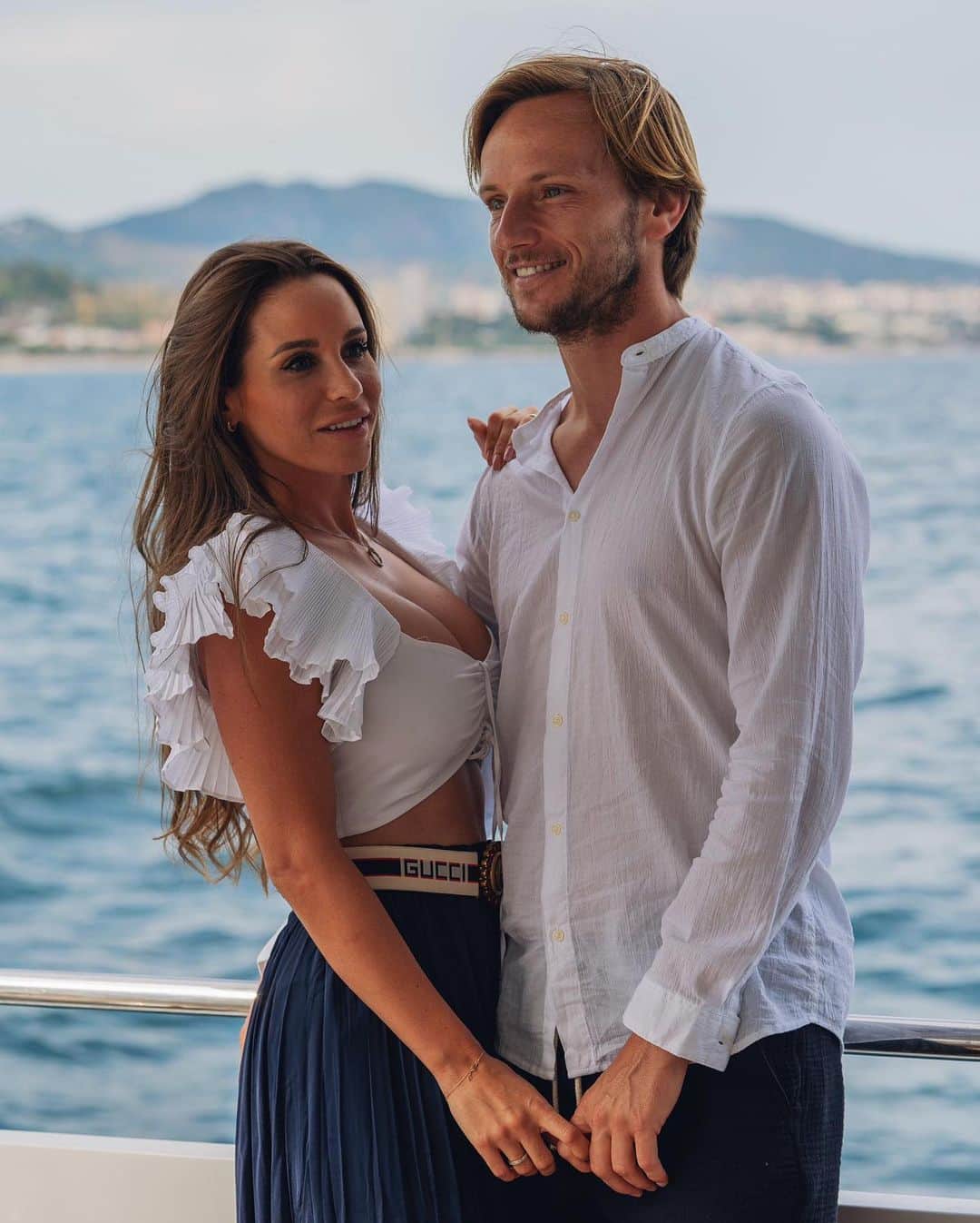 イヴァン・ラキティッチのインスタグラム：「🤍 LOVE 💙 @raquel_mauri #love #teamo #raquelmauri #lafamiliaunidajamásserávencida #ivanrakitic」