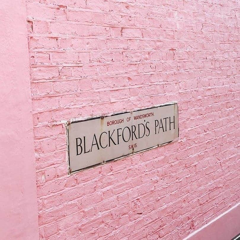 ミラーハリスさんのインスタグラム写真 - (ミラーハリスInstagram)「Walking the streets of London and we stumbled upon this pretty pink path 🌸  Tag us in your photos and show us the pops of colour you see in your neighbourhood! #ColourCollection #Colourintheeveryday  📷 @blondynka_londynka」7月15日 23時02分 - millerharris