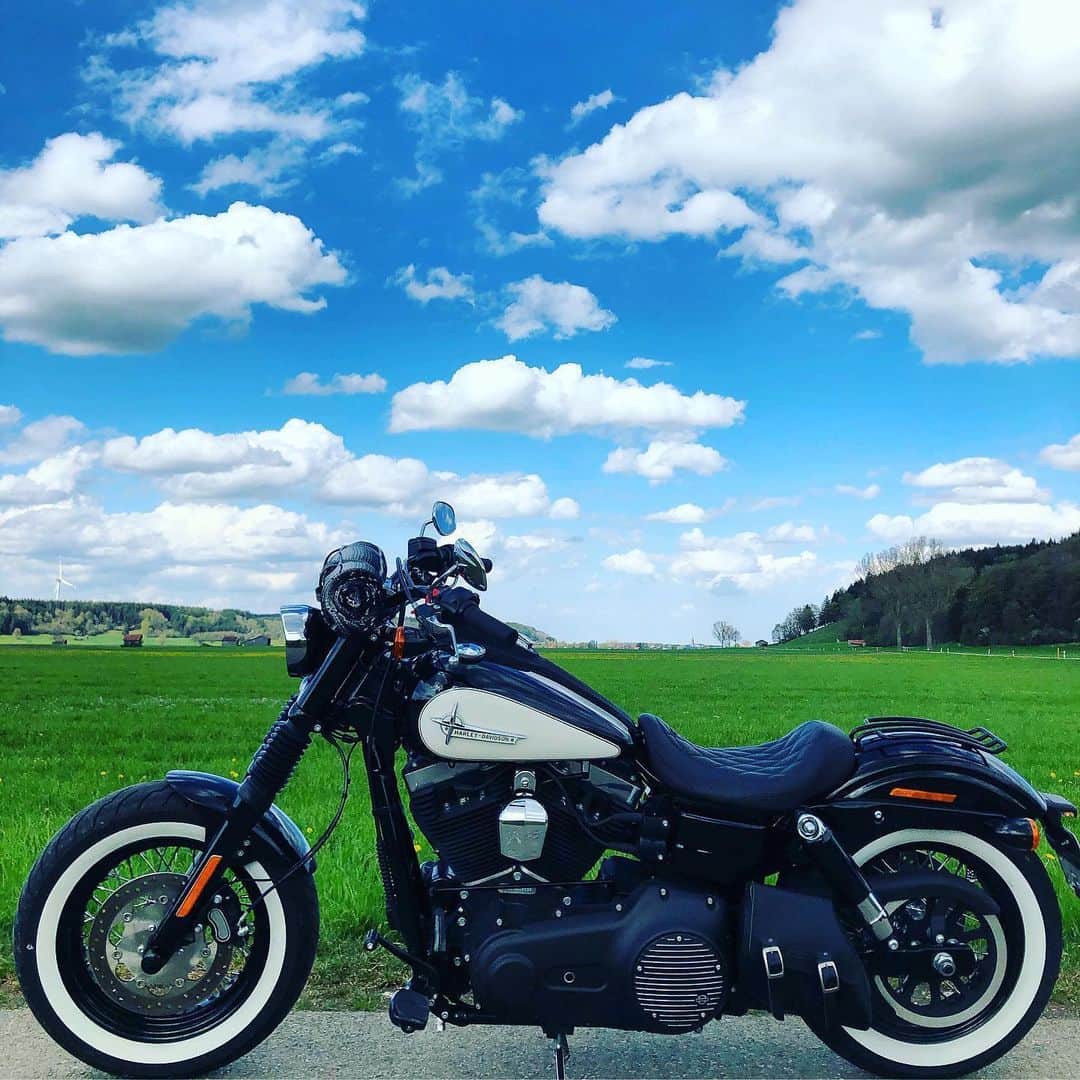 Harley-Davidson Japanさんのインスタグラム写真 - (Harley-Davidson JapanInstagram)「夏空に焦がれて。#ハーレー #harley #ハーレーダビッドソン #harleydavidson #バイク #bike #オートバイ #motorcycle #空 #sky #青空 #bluesky #雲 #clouds #ツーリング #touring #旅 #journey #夏 #summer #2020 #自由 #freedom」7月15日 23時05分 - harleydavidsonjapan