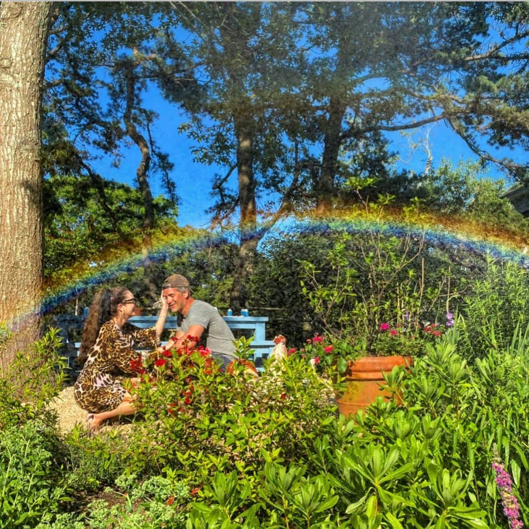 クリスティ・ブリンクリーさんのインスタグラム写真 - (クリスティ・ブリンクリーInstagram)「Love Blooms in my magical Garden of Rainbows! 💕🌈  P.S. Dont forget to tune in to @qvc  in the 4:00 hour I’ll be on around 4:30 with my delicious romantic  #vegan #environmentallyconscious #organicprosecco @bellissimaprosecco 🍇」7月15日 23時10分 - christiebrinkley