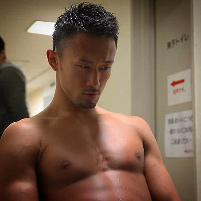 梅野源治のインスタグラム：「撮影のためだけに名古屋から東京まで🚅 C)佐藤タケシ #試合のたびに　#感謝　#考える人的な　w」