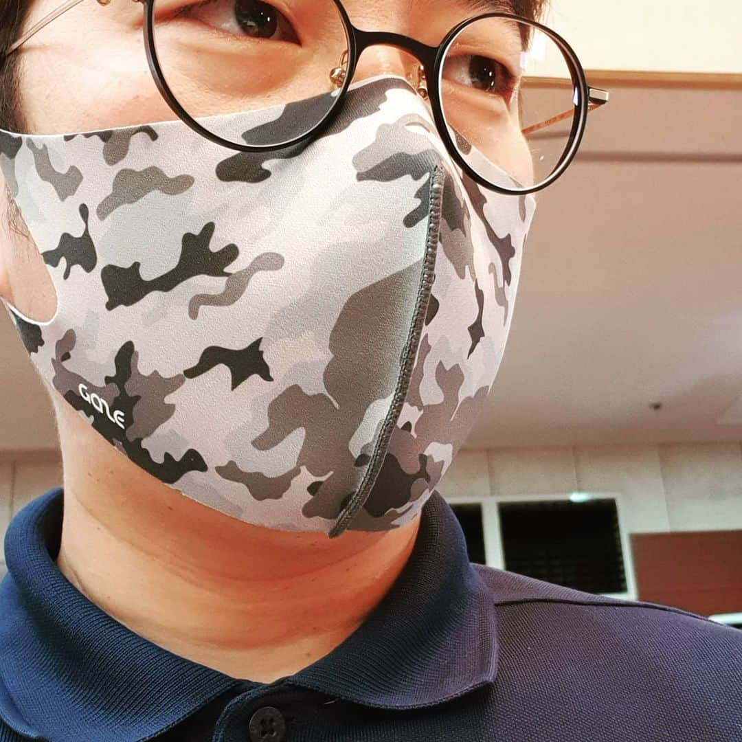 パク・クァンヒョンさんのインスタグラム写真 - (パク・クァンヒョンInstagram)「마스크 패션시대 ㅎㅎ 나 이 마스크 너무 맘에 들어요... 대박~~~ 게이즈 대표님께 부탁해서 공동구매 이벤트 한번 해볼까? 하는데 ㅎㅎ 여러분들 생각은요?? 현재 인터넷 가격은 16,800 원... 싼 가격은 아니지만... 디자인과 완성도 이 두마리 토끼를 다 잡았네요 ㅎㅎ 공동구매 하면 가격 좀 착하게 해야겠죠 ㅎㅎㅎ 여러분의 생각을 댓글로 남겨주세요 ㅎㅎ #박광현 #게이즈샵 #gazeshop #gazeshopmask #패션마스크」7月15日 23時17分 - gwangparty