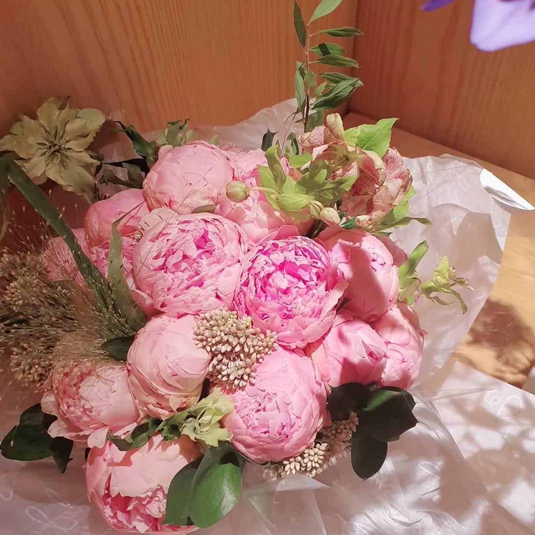 チャ・イェリョンさんのインスタグラム写真 - (チャ・イェリョンInstagram)「고마워요💕 #작약  . . 내가 제일 좋아하는 꽃 선물 해주는 늘 고마운 내 하나뿐인 신랑님🤵❤ 나에게 가장 큰 선물이예요.따뜻한마음 ❤❤❤」7月15日 23時19分 - chayeryun