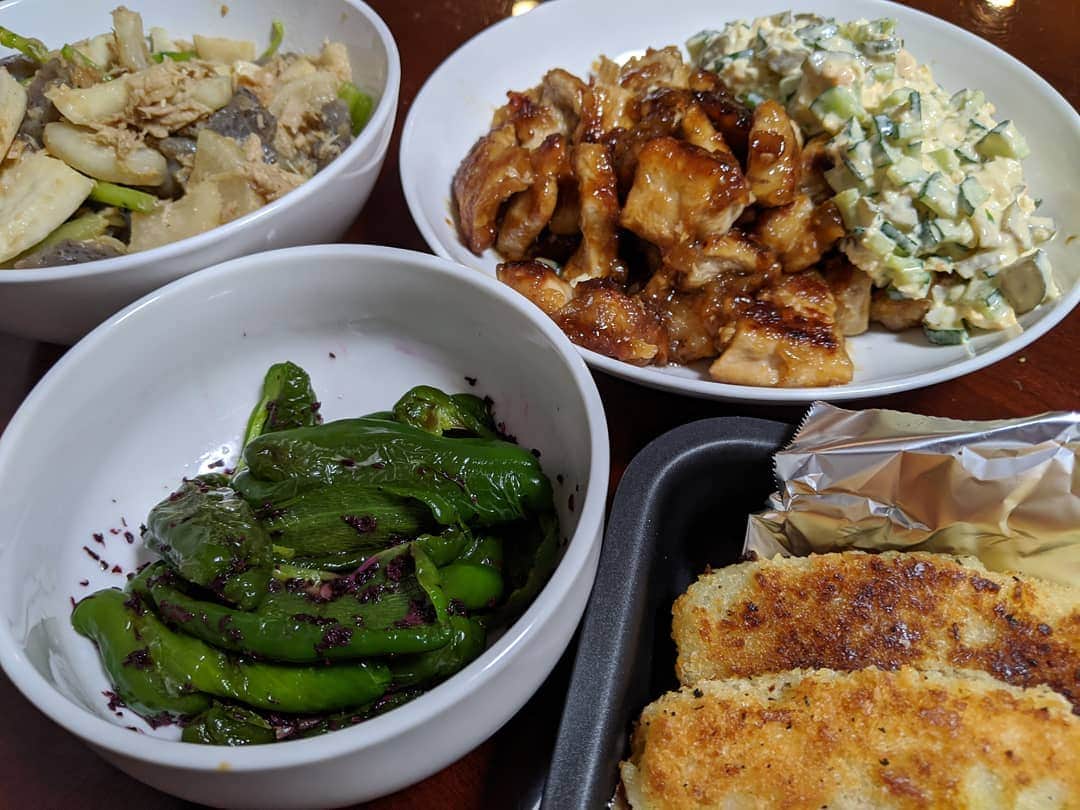 山部朱里のインスタグラム：「. . 【好きな言葉は食べ放題】 ①有言実行のタルタルソース！チキン南蛮！ ハナマサで買ってて一口サイズに切ってた胸肉を２食分使いました。すりおろしにんにく酒酢マヨネーズでもみもみ。片栗粉とかつおぶしの衣つけて焼きます。砂糖醤油酢で味付け！昨日作った油淋鶏のタレを残しておいたのでそれを入れました！油淋鶏のタレはお水が足してあります。タルタルソースのポイントは昨日の油淋鶏にもいれたきゅうり(タレにしみしみ)と新たにきゅうりのみじん切り！　#アイラップ に似た袋に卵割り入れてチンしてゆで卵にしたもののなかにそのきゅうりいれてマヨネーズと塩コショウいれてモミモミして完成！タルタルソースがこんなに簡単にできるなんて。またたくさん作ったから明日の朝パンに乗せて食べるんだい！！ ②かぶツナこんにゃく甘辛味噌炒め 実は味付けに迷いがでてしまい、、最初にはまぐりスープの素入れて中華炒めにしようとしたの。でもそのあと砂糖と味噌で味付けしなおしました(笑) ③クタクタピーマンゆかりあえ いつも醤油だけど今日はゆかり！ごはんすすむね。 ④タルタルソースといえばの白身フライ です！そのままです！ハナマサで買いました！白身フライなくなったからハナマサでまた買わなきゃ！ . . #おうちごはん #お家ごはん  #ごはん記録  #献立 #メニュー #晩ご飯 #晩ごはん #夕ご飯 #夜ご飯  #おかず #おつまみ #レシピ #簡単料理 #料理 #自炊 #節約 #子育て #育児 #年子 #男の子baby  #男の子ママ #明日はまたシェフの麻婆豆腐かなー」
