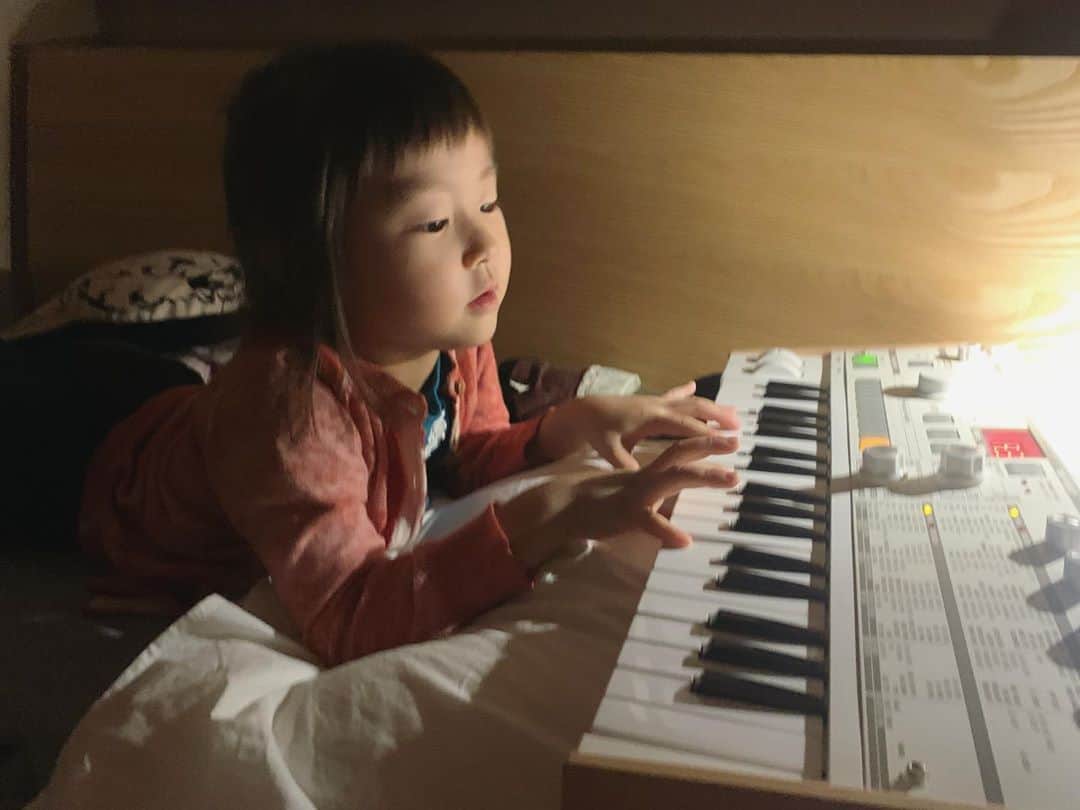 坂本美雨さんのインスタグラム写真 - (坂本美雨Instagram)「今日ほっけ定食を食べているとき とつぜん、ママの歌は安心する、と言われて、涙でた。 ふいうちするよなぁ。 #今日のなまこちゃん #4歳11ヶ月」7月15日 23時22分 - miu_sakamoto
