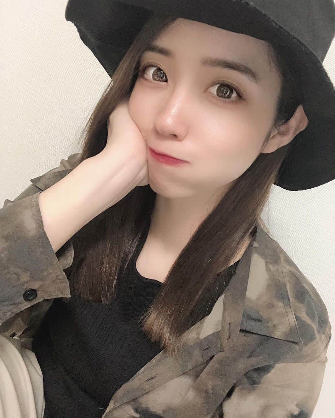 のインスタグラム：「この夏買った帽子⭐️ なんでも合わせやすいし、日差しカバーできるし、ワイヤー入ってるから形が自由自在になる‼️🙆‍♀️使いやすくてお気に入り✨  #帽子　#帽子コーデ  #帽子好き #買っても買っても欲しくなる  #fashion  #summer #セミディ　#ミディアム」