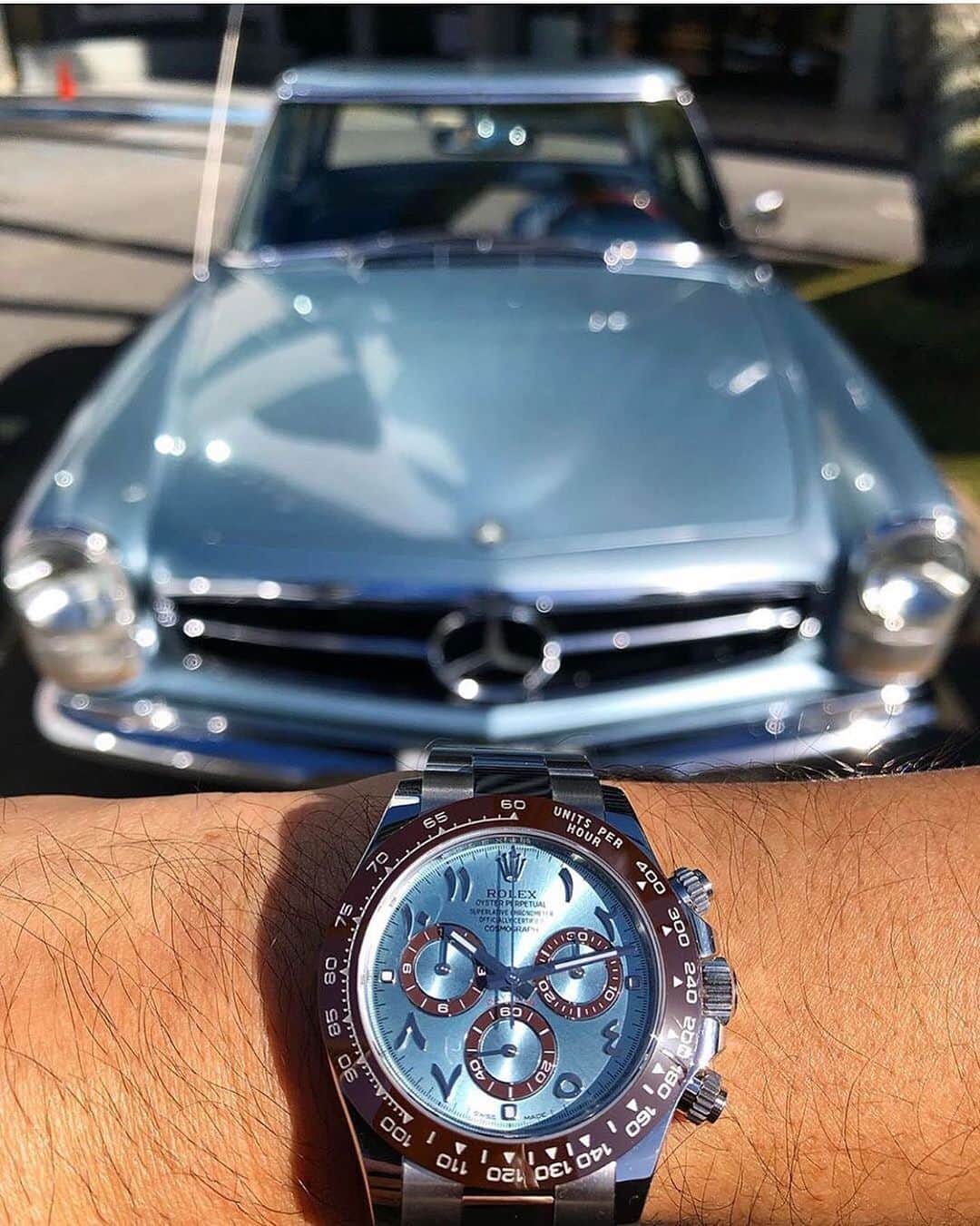 Daily Watchさんのインスタグラム写真 - (Daily WatchInstagram)「Color coordination on point. Mercedes 230SL and Rolex Daytona in Platinum 👌🏼 Photo by @honolulutimeco」7月15日 23時27分 - dailywatch