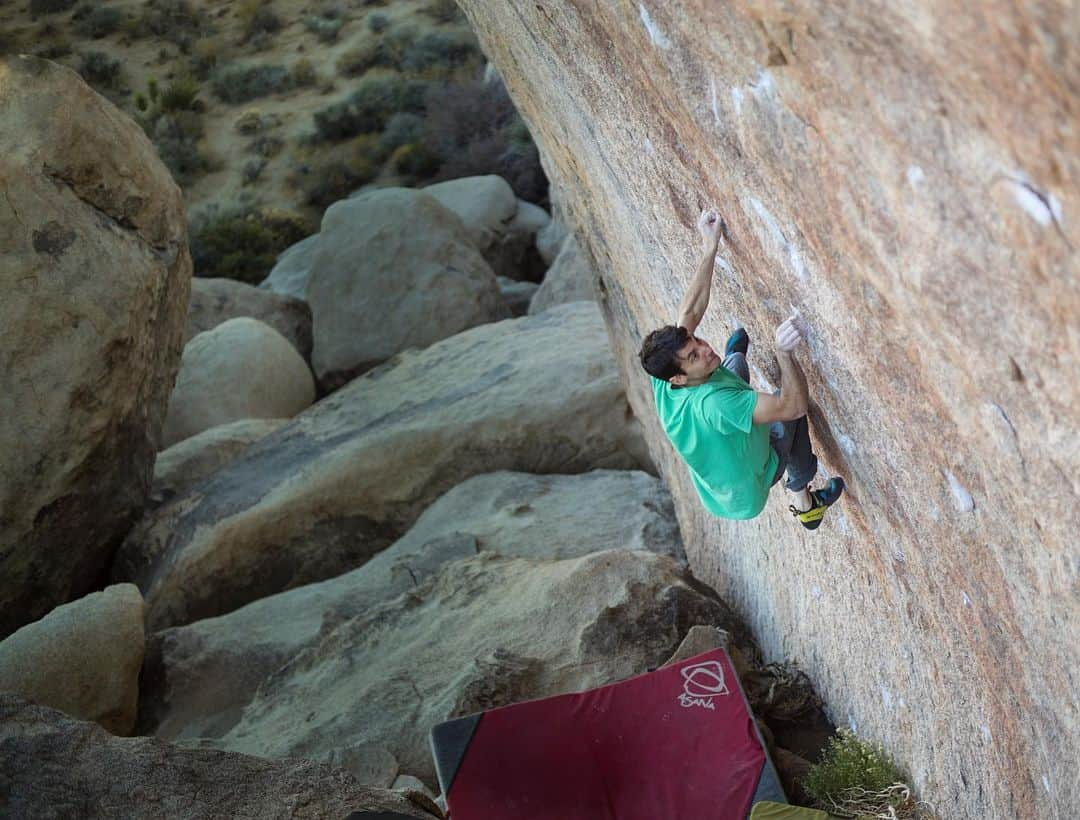 ポール・ロビンソンのインスタグラム：「Iron curtain, V11. A classic @keenantakahashi boulder in Joshua tree. This was the only climb I did there that one day I went because of how sharp it was and afterwards my skin was totally thrashed! I believe this was the 3rd ascent of the boulder. Great work to Keenan for establishing this line! Photo: @punkaca #bouldering」