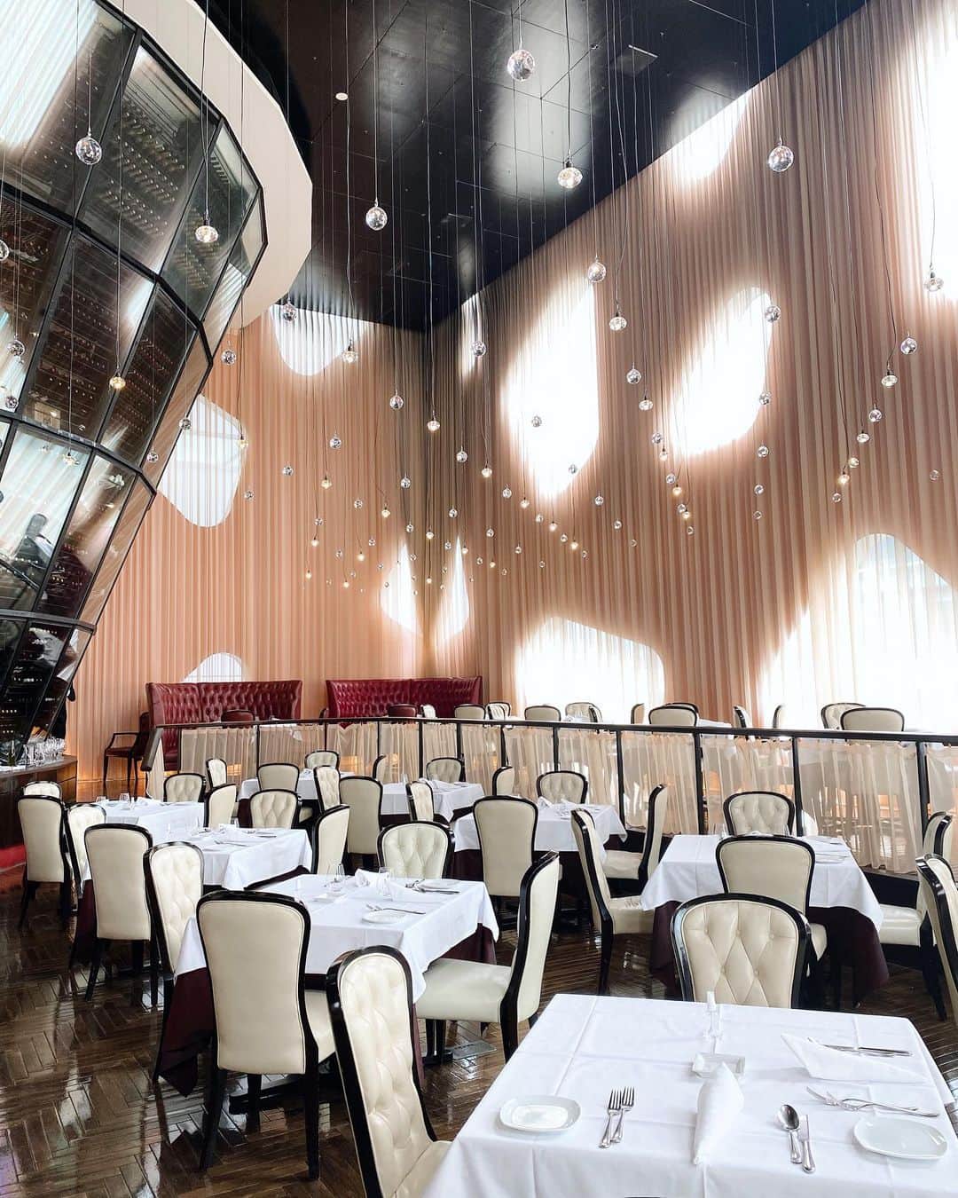 RIKAのインスタグラム：「﻿ Tokyoランチたくさん行きたいところある☁️﻿ 人が多くなくて店内もお料理も﻿ 目で見ても美味しいようなところが好き🗼﻿ ﻿ ﻿ 1.2枚目 Dazzle ginza﻿ 3枚目　Ginza Airはお値段も店内も女子会にぴったりでお気に入り🥂王道ブルガルイルバーもHyattもいい💎﻿ ﻿ たまにはフォロワーさんに有益なことも載せないと笑﻿ 都内でおすすめのお店よく聞かれますが🥰﻿ お店や場所は、過去postの位置情報に載せたりもしてるのでそれも見てみてね🙌🏻💞﻿ ﻿ もっとおすすめあるのでいつかまた🧚🏻‍♂️🧚🏻‍♂️」
