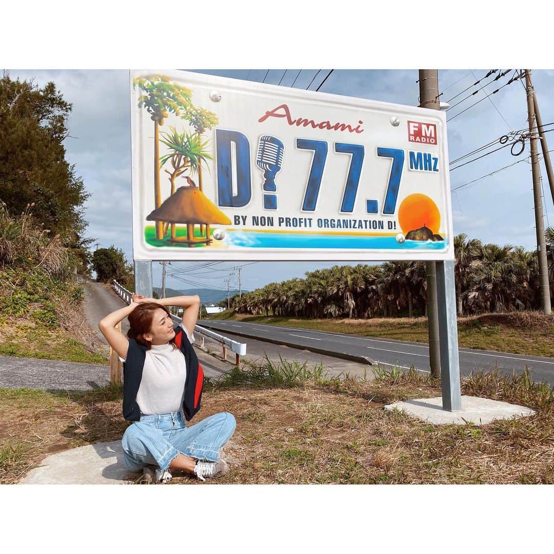 のインスタグラム：「もう何ヶ月も前のことだけど..﻿ 奄美大島でみたクジラ〜🐳﻿ ﻿ あんなに近くで親子の泳ぐ姿をみれて感動✨﻿ すんごい遠くでジャンプしてたけど、もっといろんなアクションと全体見たかった🐳また行きたい✨寒かったのにクジラと泳いでる人たちも👀 近くで泳げたら迫力凄そう🐋 興奮してたらライフジャケットがこんなにずれてたの、気づかなかった笑 @lafonteamami さんのジェラートは大好きなお店☺️Tシャツはお揃いのユニクロ×スヌーピー です👍 #奄美大島 #クジラ #奄美　#amamioshima #amamiisland #whalewatching」