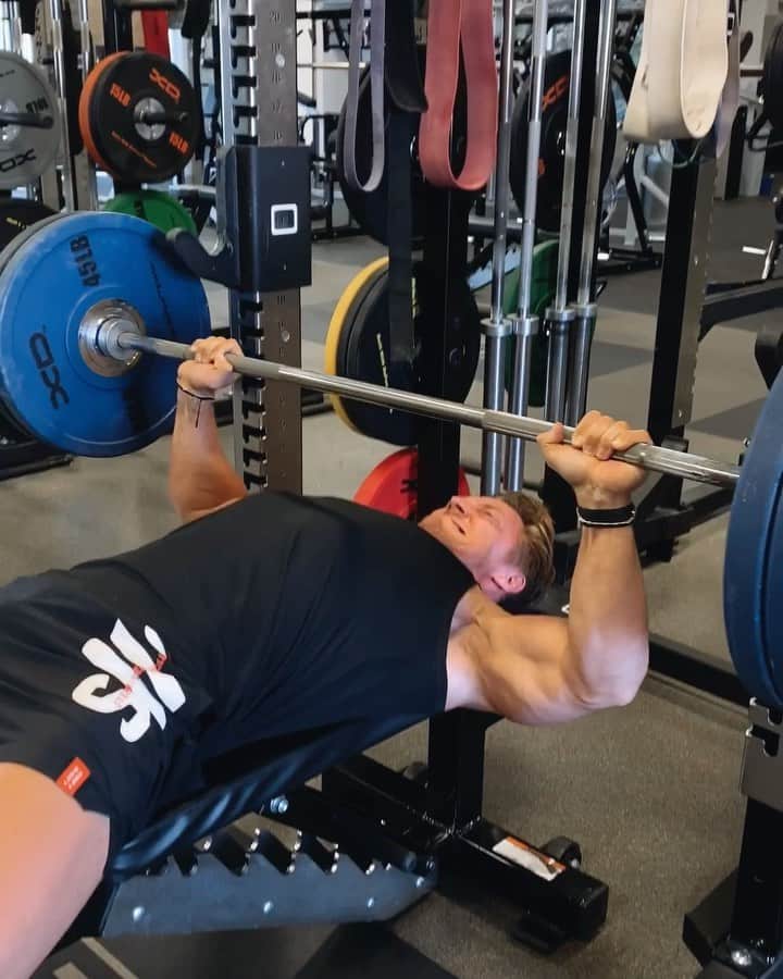 スティーブ・クックのインスタグラム：「225lbs bench for reps. Every now and then it’s fun to test your limits. 225lbs for reps has always been a standard test for college football players looking to go to the next level. Most I ever did was 36 back in the day when I weighed 240lb playing linebacker.」