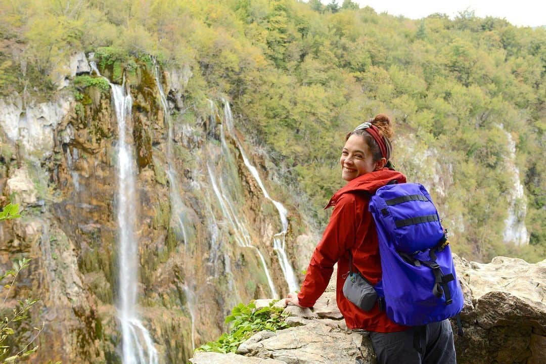 仲川希良さんのインスタグラム写真 - (仲川希良Instagram)「さて今宵もカメラロールを遡って旅気分 2度目の旅クロアチア「水が織りなす大自然編」のオフショットを ストーリーにいくつかアップしました ・ 脳内旅行ご一緒に いかがですか？😊⭐️ ・ ・ 番組で訪れたドブロヴニクもプリトヴィツェも夢のように美しいのだけど 戦争の歴史をふまえて改めて景色を眺めるとまた違った見え方になります ・ なかなか語る立場もタイミングも難しい話かなと思うのだけど 色々思うことの多い旅でした ・ ・ #📺 #⛰ #🇭🇷 #traveltheworld  #クロアチア #Croatia  #プリトヴィツェ湖群国立公園 #世界遺産 #海外旅行 #海外トレッキング #NHK #2度目の旅」7月15日 23時50分 - kiranakagawa