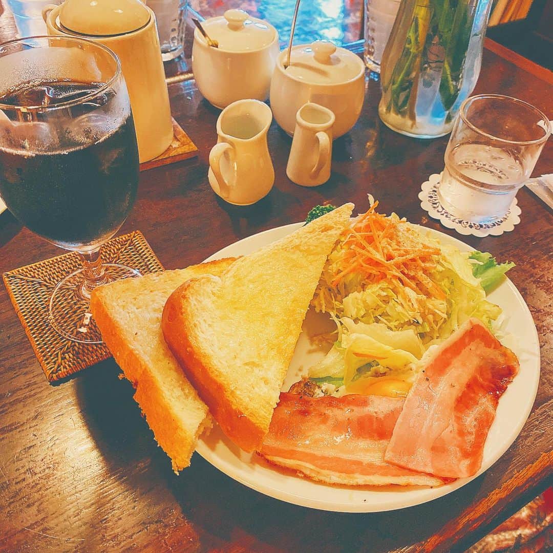 弘松芹香のインスタグラム：「朝ごはん！！ 良い時間をつくるのって大事よな！！🍳☀️ ちとバタついたり、口内炎はめちゃくちゃ痛いけど健康に生きよーっと。」