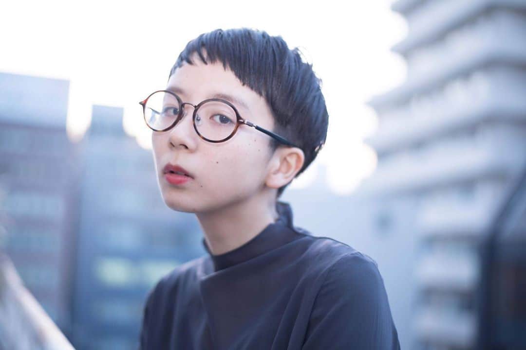 のインスタグラム：「今日は、久しぶりに雨が上がりました。 ずっと来てくださってるお客様と、 紹介、Instagram、YouTubeからのご新規様も、数名ですがおとりさせて頂いてます。 @kinoooooooko3 ちゃんも、紹介ありがとうございます😊  色々やってますが、 サロンワークが一番好きで、 そこだけは外したくないです。  明日も、満員御礼🎶  頑張ります！  #ショート#ベリーショート#ショートヘア#前髪 がポイント #アッシュ#暗髪#顔まわり で8割決まる #ショート女子#のび太#のび太カット #labyrinthhair  向かって右に2個 下に2個目のスタイルは同一人物🎶」