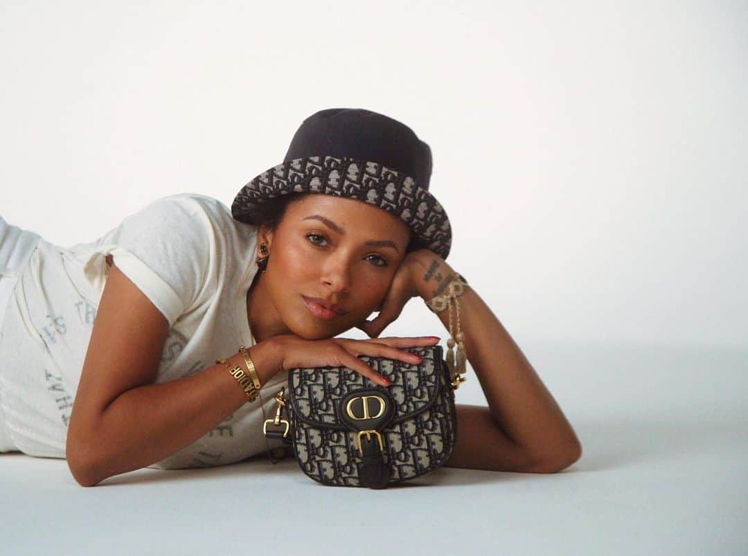 カテリーナ・グレアムのインスタグラム：「The new Bobby bag by @Dior #DIOR   Shot by @dijonnaise911 #DiorBobby」
