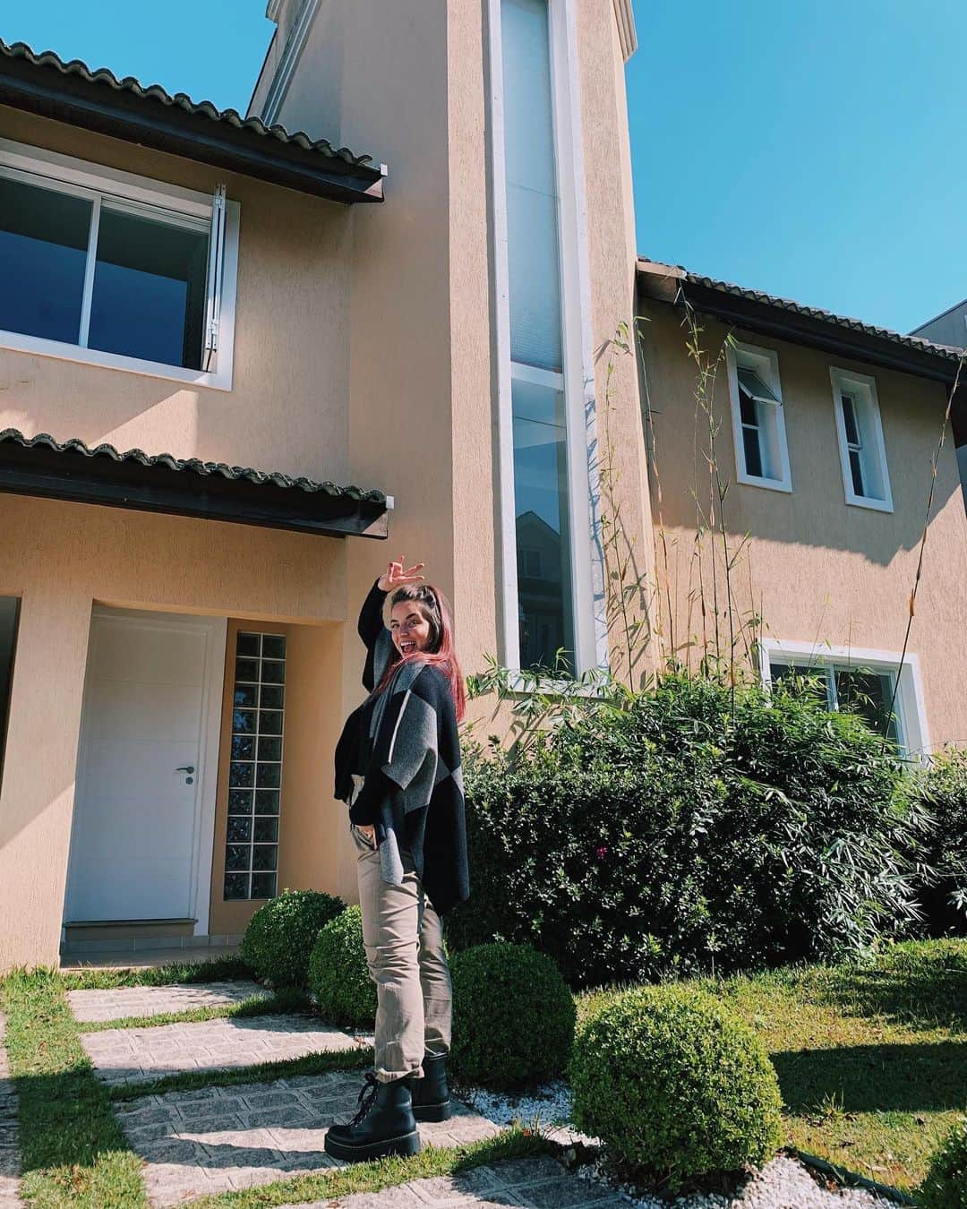 Bruna Unzuetaのインスタグラム：「🏡 Tudo novo, novos ares, experiências novas. 💫 Hello casinhaaaaa, hello Curitiba ❄️🤍」