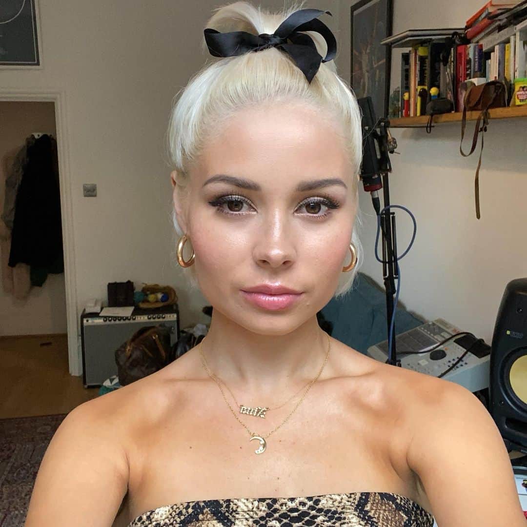 ニーナ・ネスビットのインスタグラム：「LEAVE ME A ✨ IF YOU HAVE LISTENED TO ‘LONG RUN’ ! thank you so much for all the love on it this week 🥺 top 20 on US iTunes was a first for my wee voice 🤯 it’s such a nice feeling to be back to work lol and not making weird videos all day... but weird videos will not stop」
