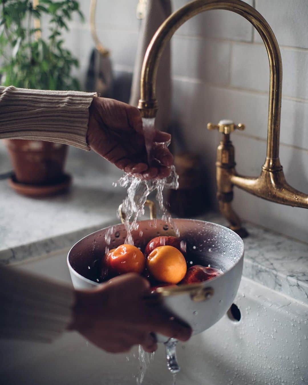 Our Food Storiesさんのインスタグラム写真 - (Our Food StoriesInstagram)「Get the recipe for our favorite peach compote on the blog, link is in profile 🍑🤗 #ourfoodstories ____ #peachrecipes #countrysidelife #countrysidehouse #momentslikethis #morningslikethese #verilymoment #fellowmag #foodstylist #foodphotography #foodphotographer #germanfoodstylist #windowsill #summerrecipes」7月16日 0時20分 - _foodstories_
