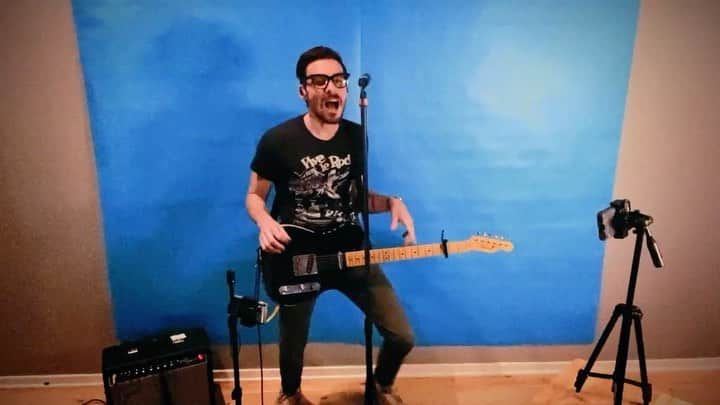 マシュー・カマのインスタグラム：「Filmed a live version of Kangaroo in our respective homes spanning from Boston to Orange County ( sorry Sam )... cut out the construction paper ourselves too... full link in bio @winnetkabowlingleague」