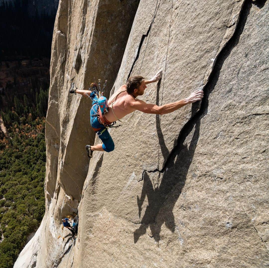 トミー・コールドウェルのインスタグラム：「I turn 42 next month which means I have been climbing for 39 years.  Finding ways to continuously improve takes creativity and an appetite for relentless tinkering with training, nutrition, and body maintenance. This summer I’ve aspired to combine ultra running with climbing and was worried that my body might not hold up. @championsandlegends reached out and sent their line of CBD products to test. Skepticism soon turned to excitement as my lingering aches and pains subsided and I found myself able to go harder and faster than before. I’m excited  to join this team with incredible athletes like @adam.ondra, @thorbjornsson and @jhharrison92. Check my stories for more specific information on how I use this stuff. And hit the link in my profile for more info. #partnership #championsandlegends #eliteathletesallwarriors」