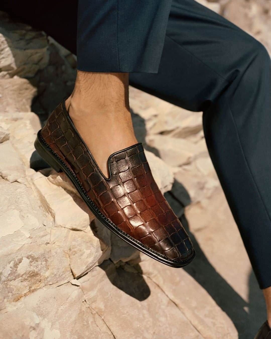 サントーニのインスタグラム：「Feel the earth beneath your feet. This is Santoni “Origini” SS21. An intertwined motive created on calfskin giving a sophisticated tri-dimensional effect to the product inspires TRAMA® story.  #Santoni #SantoniSS21 #mfw #MilanDigitalFashionWeek #makersofbeauty」