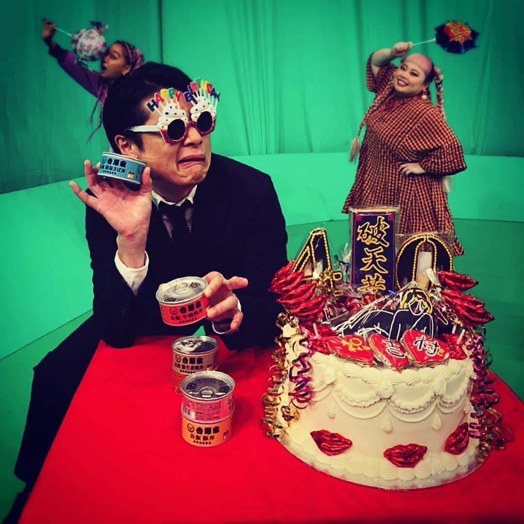 テレビ朝日「あの人がいいねした一般人」さんのインスタグラム写真 - (テレビ朝日「あの人がいいねした一般人」Instagram)「. 吉村さんの40歳のお誕生日をお祝いしました🎊 @ai_okada_ さんお手製のお菓子たちでお祝い🍭🍬 吉村さん、いつまでも破天荒なおじさんでいてください🕺✨  #平成ノブシコブシ #吉村崇 #あの人がいいねした一般人」7月16日 0時39分 - anohito_iine