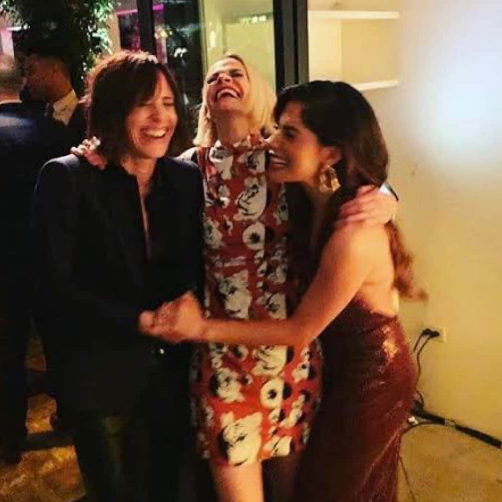 キャサリン・メーニッヒのインスタグラム：「It’s another pair of Pants today with the our friend on the right  👖link in bio」