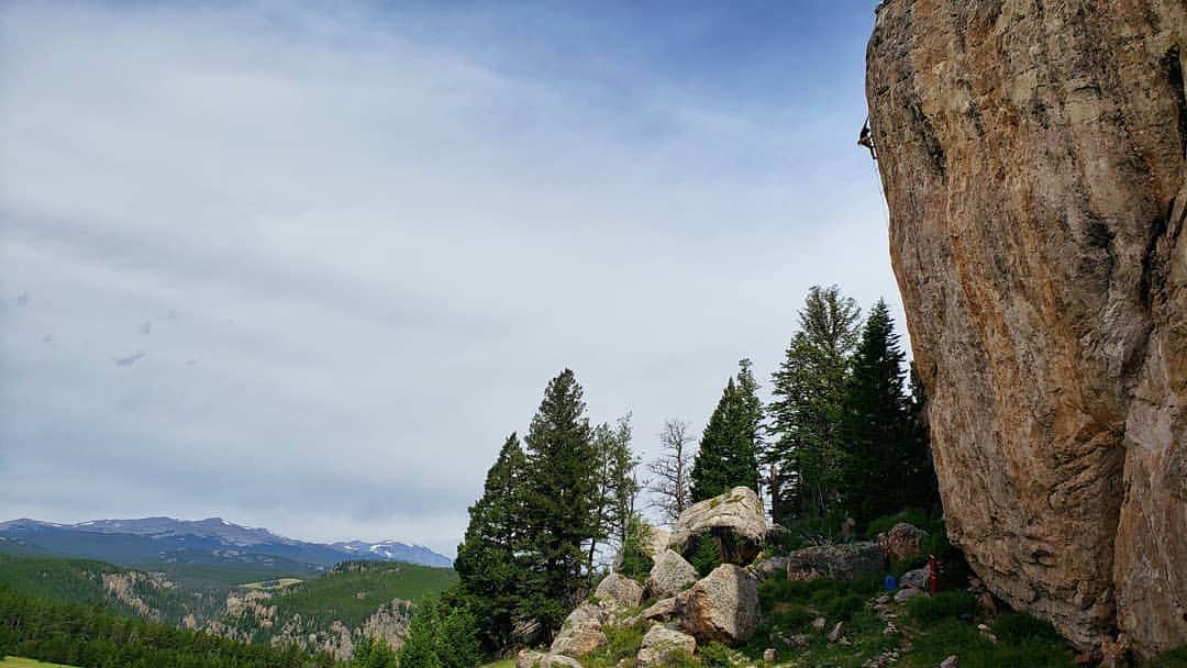 ペイジー・クラッセンのインスタグラム：「I recently watched Ascend Pittsburgh's "Shadow of the Crag: A live discussion about climbing while Black", after a friend suggested it. The discussion featured Adeline Wright @adyclimbs, Payton Campbell @papayawerewolf, Ronnie Black @tallguybeta, Mikhail Martin @kaledoesit, Marcelle Bonterre @laanak08, Dominique Barry @thedommylama, Leah Dean @leahcmerchant, and Brittany Leavitt @bleavitt8, and was hosted by Donald DJ Grant @duppyhunter876x (thank you all for sharing!). I walked away with what I hope is a better understanding of Black climbers' lived experiences with prejudice and racism at the gym, at the crag, and beyond. Here are a few things I heard, that I as a white climber can help change in our climbing environments.  Black climbers are forced to create their own space in places where they’re often the only Black person. The climbing gym is not always a welcoming place for Black and Brown climbers. It's also not a welcoming place for beginners. Many of the climbers in the discussion recalled having to prove themselves, explaining they weren't seen until someone perceived them as strong. This need to prove oneself or be the best in order to be seen is frustrating and exhausting. The constant assumption of white climbers that Black climbers need their beta and help, compounds these feelings of frustration and exhaustion.  Here are a few things I can do to create space for Black climbers, so they don't have to create it for themselves. My words and actions must show that climbers of color belong in the gym, at the crag, and on the trails. The information or beta I share must hold humility, without assuming someone is new to climbing and needs my tips.  While I'm not super outgoing, I love to cheer people on in the gym, no matter what grade they're climbing. Cheering for other climbers (without spraying beta) is a great way to strike up a conversation and make new friends. We're all out there, falling, all the time. Encouragement goes a long way.」