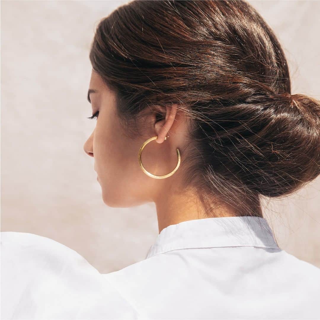 マルコ ビチェゴさんのインスタグラム写真 - (マルコ ビチェゴInstagram)「"Simplicity is the ultimate sophistication." Marco Bicego® Jaipur Link Collection. #marcobicego #jewelry #everydayluxury #gold #madeinitaly #italianstyle #earrings #hoops」7月16日 0時48分 - marco_bicego